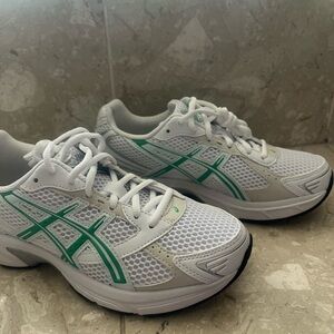 Brand New Asics gel 1130 white malachite green size 7.5